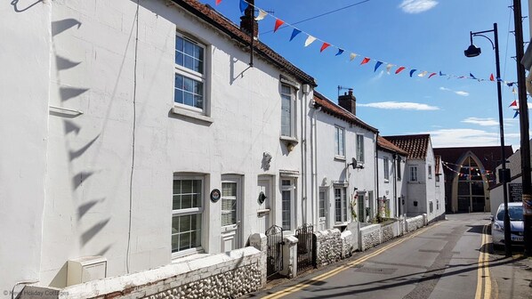 Exterior - Crab Cottage - sleeps 4 guests in 2 bedrooms (Sheringham)