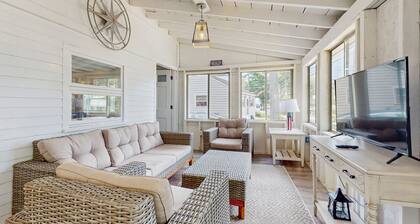 Charming York cottage close to beach with firepit & sunroom - dogs welcome