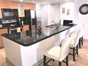 Private kitchen | Microwave, oven, coffee/tea maker, blender