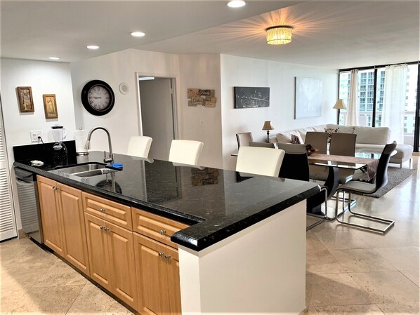 Private kitchen | Microwave, oven, coffee/tea maker, blender