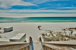 On the beach - Private Beach Access, Adorable Renovated Gulf Front Condo, 4BR, pool/hot tub (Santa Rosa Beach)