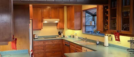 Microwave, dishwasher, coffee/tea maker, cookware/dishes/utensils