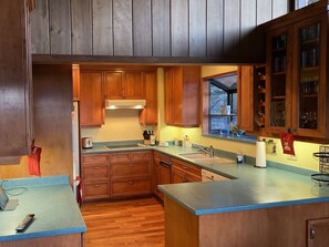 Microwave, dishwasher, coffee/tea maker, cookware/dishes/utensils