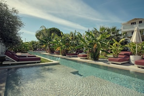 Piscine extérieure, chaises longues