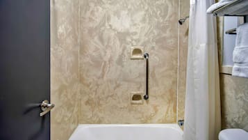 Un baño con bañera, ducha e inodoro.
