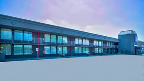 Ein modernes Hotel mit einer glatten Fassade, mehreren Balkonen und einem markanten Eingang.