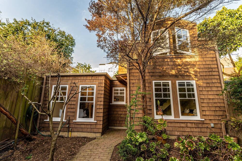 Cozy 1br Cottage: Quiet, Stocked, Pet-Friendly