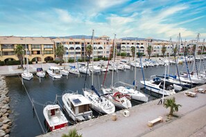 Dobbeltrom – premium, 1 queensize-seng, havneutsikt | Safe på rommet, individuelt dekorert, skrivebord og blendingsgardiner