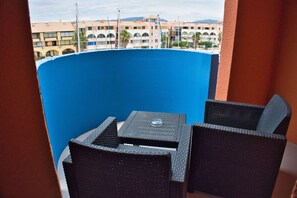 Premium Double Room, 1 Katil Ratu (Queen), Harbour View | Peti besi dalam bilik, dihias secara berasingan, meja 