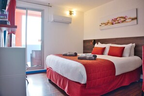 Dobbeltrom – premium, 1 queensize-seng, havneutsikt | Safe på rommet, individuelt dekorert, skrivebord og blendingsgardiner