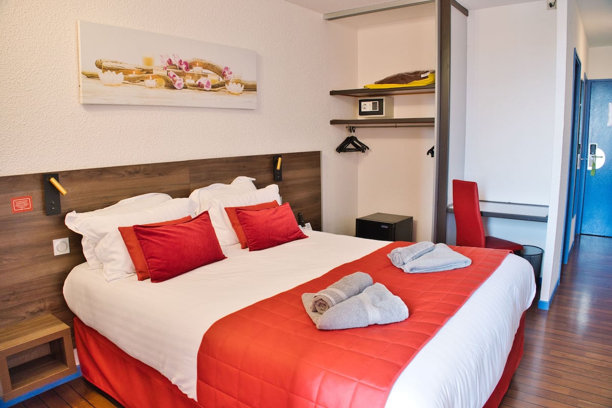 premium double room, 1 queen bed, harbour view | 1 bedroom, in-room safe, individually decorated, desk
