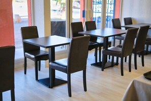 Sarapan bufet setiap hari (EUR 13 seorang) 