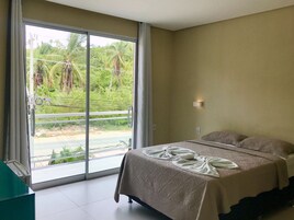 Quarto casal, sacada | Frigobar, cortinas blackout, Wi-Fi de cortesia, roupa de cama