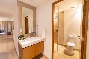 Regadera, regadera tipo lluvia, secadora de cabello, shampoo