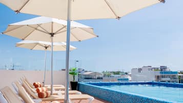 Piscine extérieure, parasols de plage, chaises longues