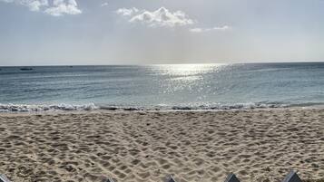 Plage, chaises longues, serviettes de plage