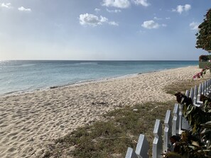 En la playa, sillas reclinables de playa, toallas de playa