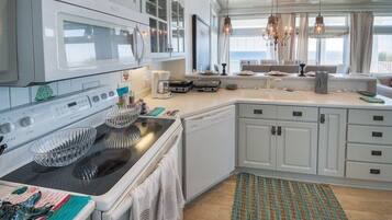 Kylskåp, mikrovågsugn, ugn och spishäll