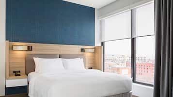 Een bureau, een laptopwerkplek, verduisterende gordijnen