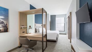 Työpöytä, kannettavalle tietokoneelle sopiva työtila, pimennysverhot