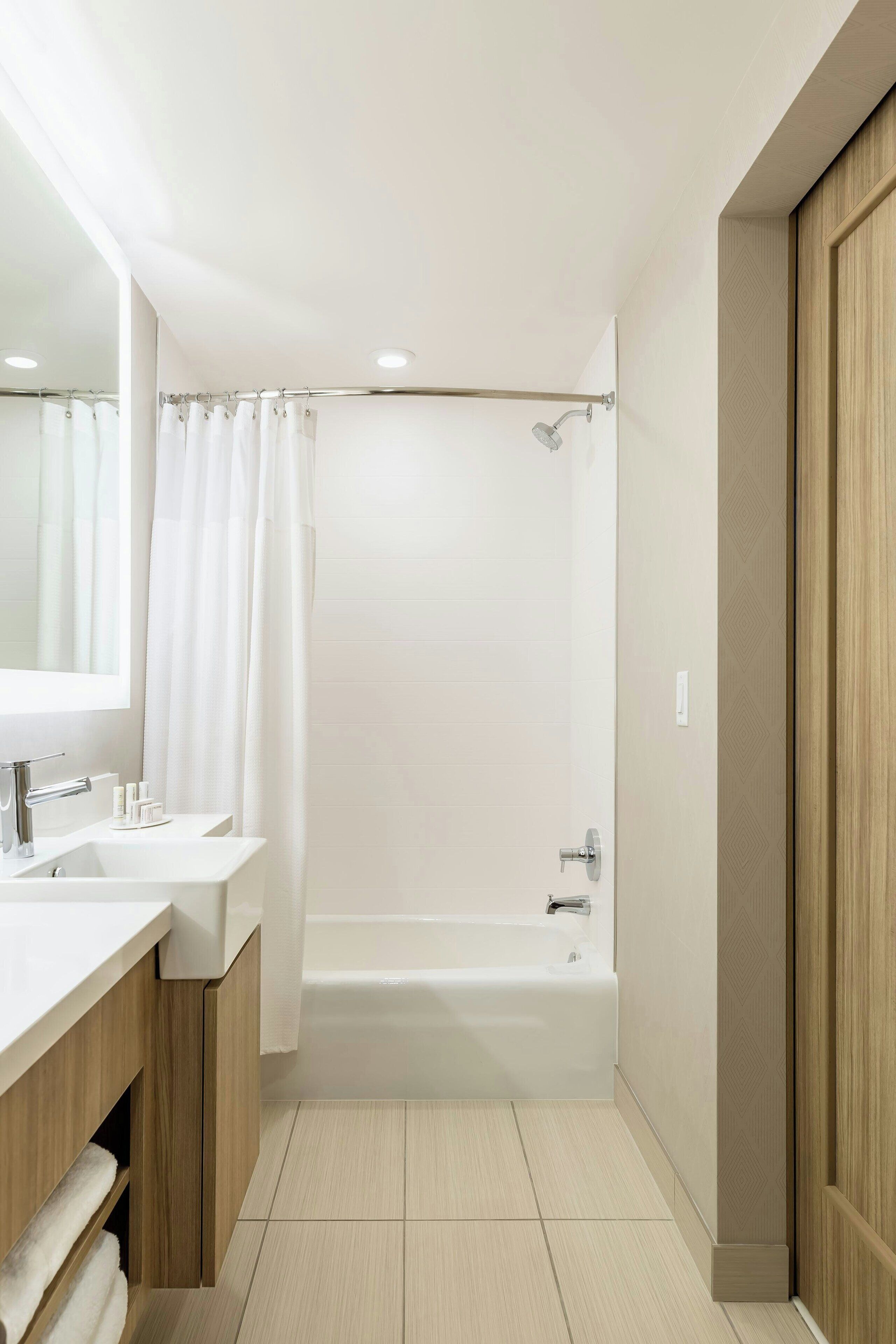 studio, multiple beds, non smoking | bathroom | hair dryer, towels, soap, shampoo