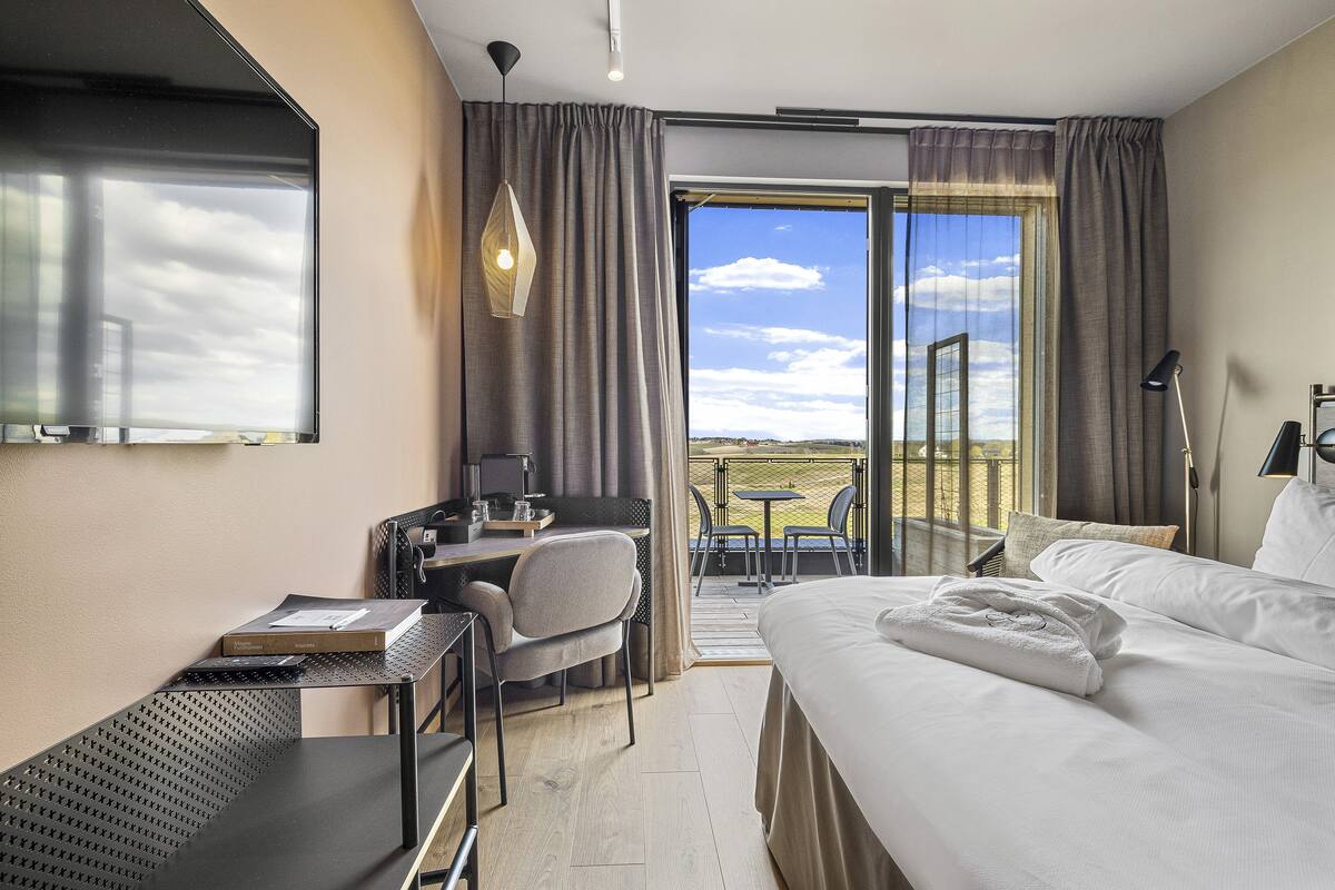 superior room, 1 king bed, balcony | 1 bedroom, egyptian cotton sheets, premium bedding, down duvets