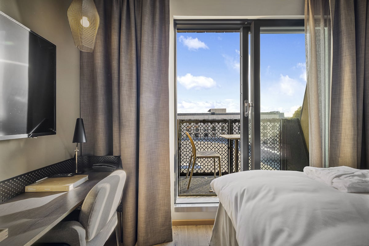 1 bedroom, egyptian cotton sheets, premium bedding, down duvets