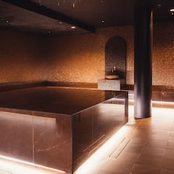Salas de tratamiento para parejas, un sauna, baño turco