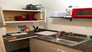 Réfrigérateur, four à micro-ondes, un four, surface de cuisson