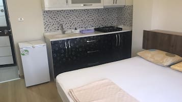 Habitación triple Confort | Cocineta privada | Frigobar, horno, parrilla de estufa y tetera eléctrica
