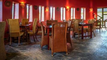 Petit déjeuner, déjeuner et dßner servis sur place