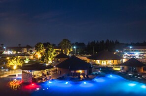 Bagian depan properti - sore/malam