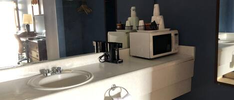 Espacio para trabajar con laptop y wifi gratis