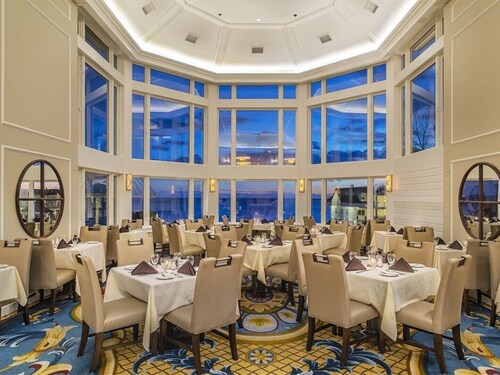 Water's Edge Resort and spa w indoor and outdoor pool and beach. Condo Sleeps 6