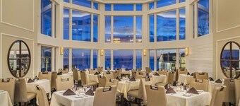 Water's Edge Resort og spa med innendørs og utendørs basseng og strand. Leilighet soveplass til 6