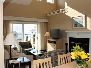 Televisión y chimenea 