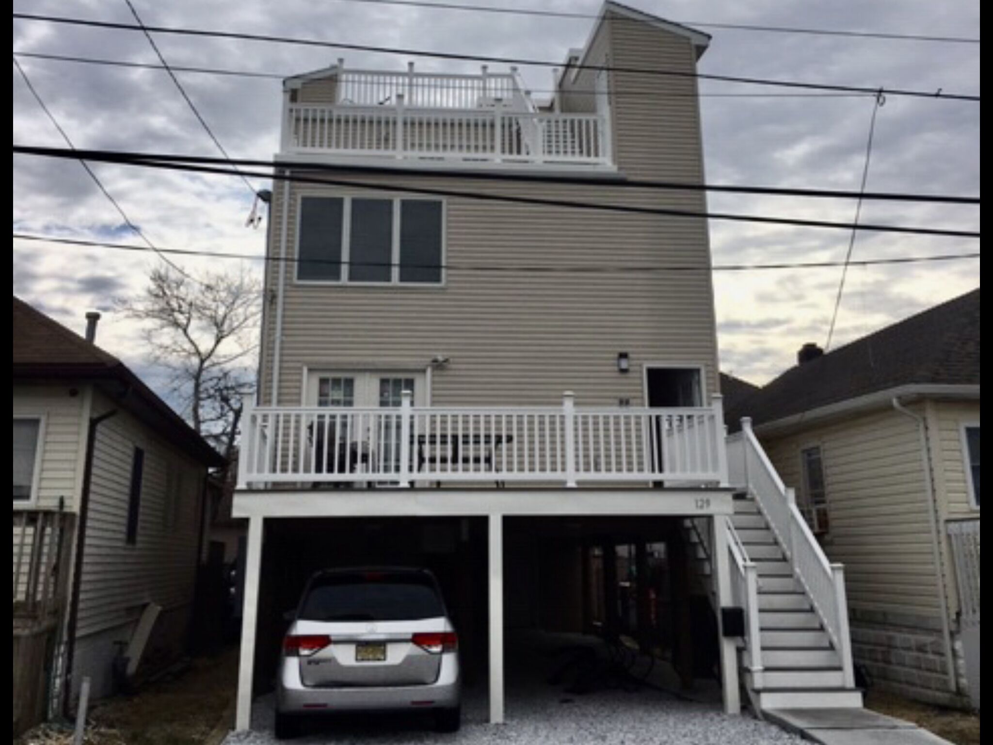Double decks w/ocean view w, 4 bdrms&4bthrms, 1block from the beach