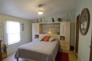 2 bedrooms, free WiFi, bed sheets -  Boat Parking, NEAR 4 Springs, Near Racetrack,  (Astor)