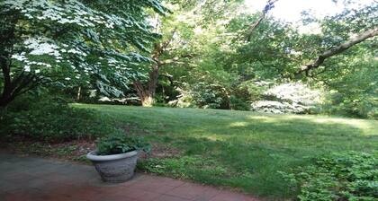 A country guest house just 21-32 minutes Bridgeport or New Haven Universities.