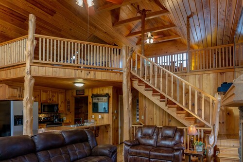 Secluded Log Cabin, Mountain Top, Hot Tub, Pool Table, 5 Miles From Downtown