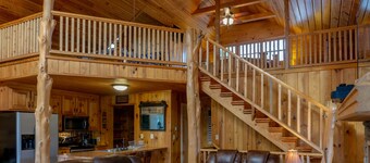 Secluded Log Cabin, Mountain Top, Hot Tub, Pool Table, 5 Miles From Downtown