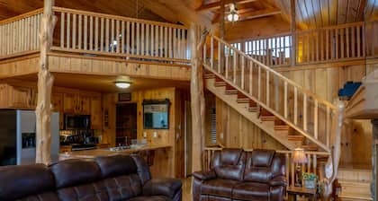 Secluded Log Cabin, Mountain Top, Hot Tub, Pool Table, 5 Miles From Downtown