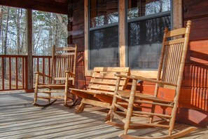 Terrace/patio - Secluded Log Cabin, Mountain Top, Hot Tub, Pool Table, 5 Miles From Downtown (Hot Springs)