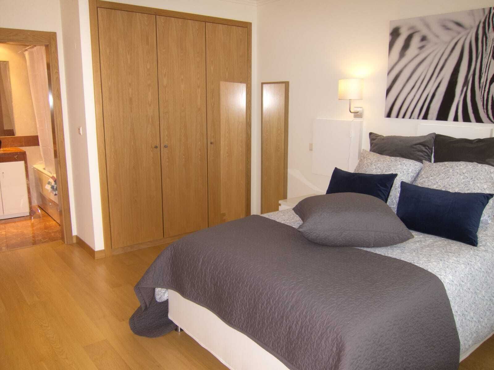 2 quartos, cofres nos quartos, escrivaninha