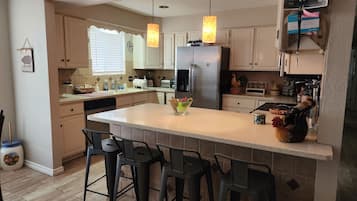 Een koelkast, een magnetron, een oven, een kookplaat