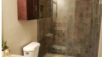 Combined shower/bathtub, jetted bath, hair dryer, towels