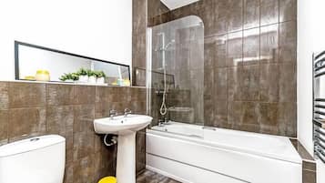 Combined shower/bathtub, towels