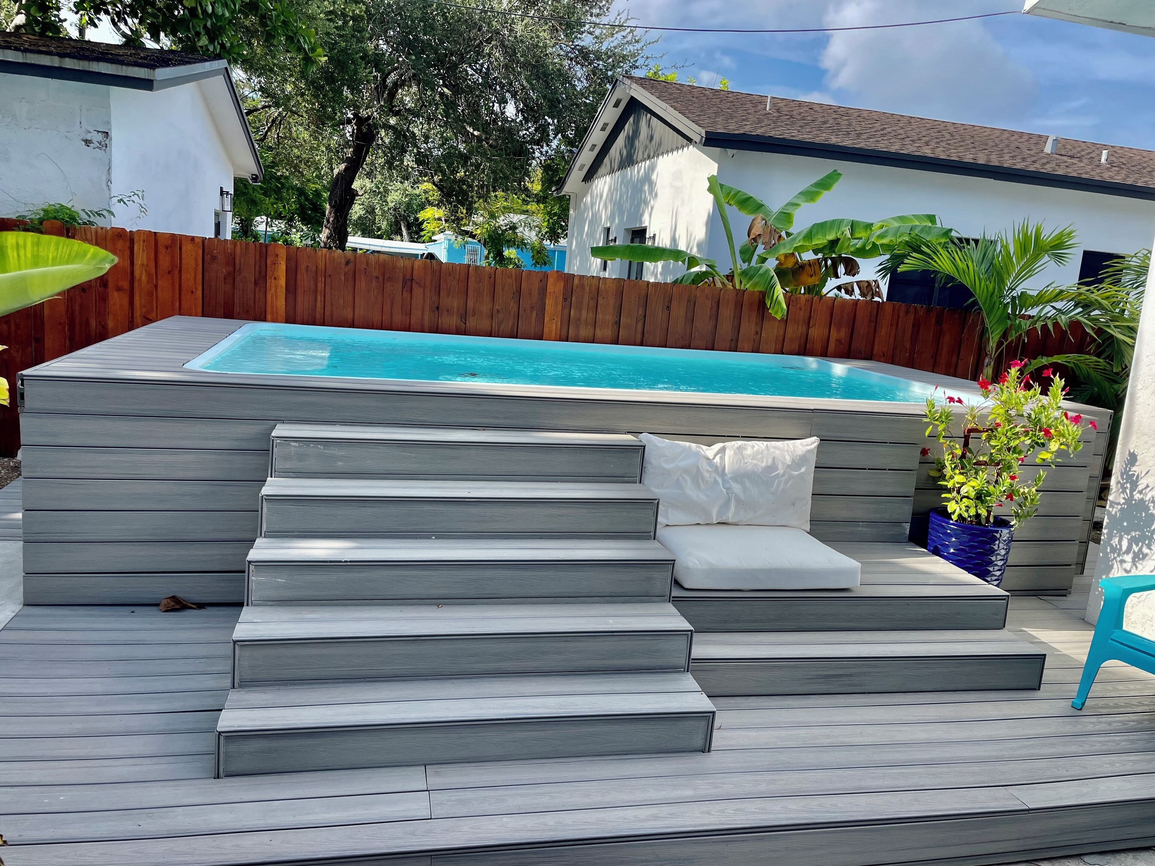 Una piscina al aire libre