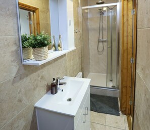 Douche, sèche-cheveux, serviettes fournies, savon