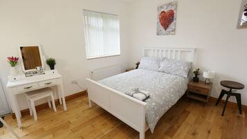2 bedrooms, in-room safe, iron/ironing board, free WiFi